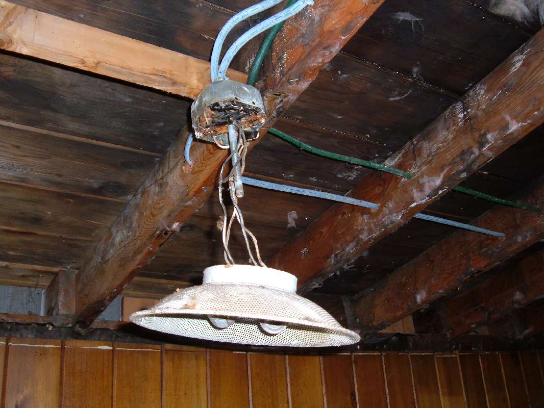 Fixing the Retro-House electrical.